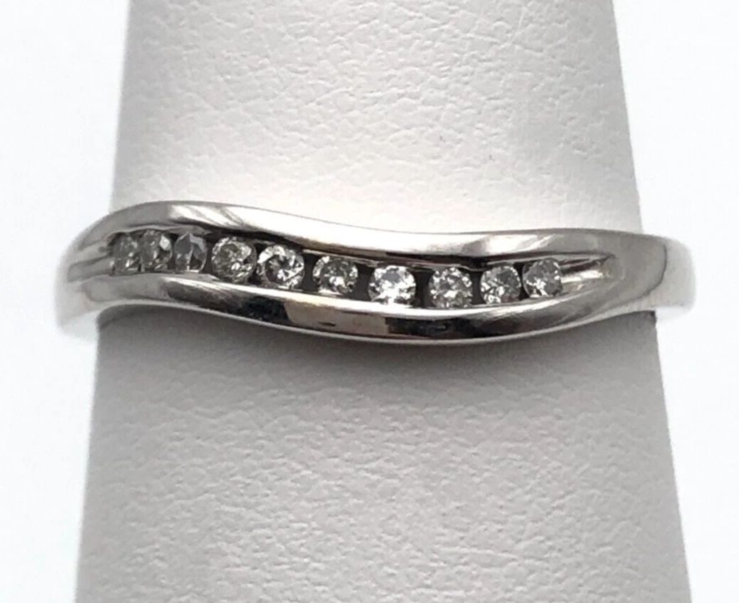 10K WHITE GOLD RING, WAVE SHAPED, 0.10CTS OF DIAMONDS ( SIZE: 7 ) 2.1G: 10K WHITE GOLD RING, WAVY SHAPED WITH 0.10CTS OF DIAMONDS SIZE: 7 10k White Gold Ring, Wavy Shaped with 0.10cts of Diamonds You are bidding on a 10k White Gold Ring, Wavy Shaped with 0.10cts of Diamon