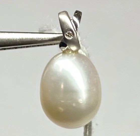 WOMEN'S 18K WHITE GOLD PENDANT WITH 8.5MM PEARL AND 0.01CT DIAMOND 1.3 GRAMS: WOMEN'S 18K WHITE GOLD PENDANT WITH 8.5MM PEARL AND 0.01CT DIAMOND NEW Women's 18k White Gold Pendant with 8.5mm Natural Pearl and 0.01CT Diamond NEW You are bidding on a new with tag Women's 18k Whit