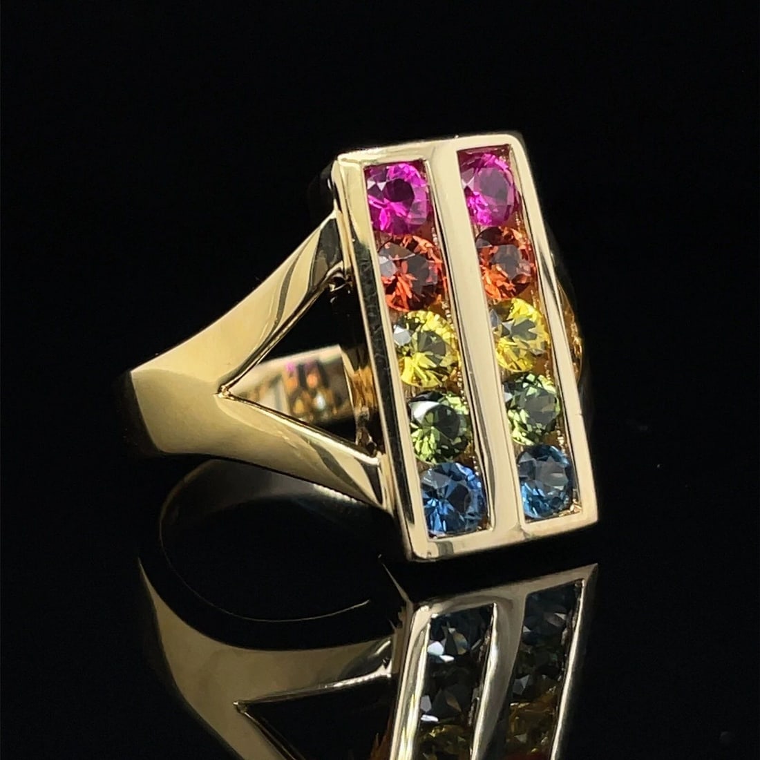 18K GOLD 1.40CT MULTI-COLOR SAPPHIRE RING: 18K GOLD 1.40CT MULTI-COLOR SAPPHIRE RING Add a touch of elegance to your jewelry collection with this 18k gold ring featuring a stunning array of multicolor sapphires The round-shaped gemstones, tota