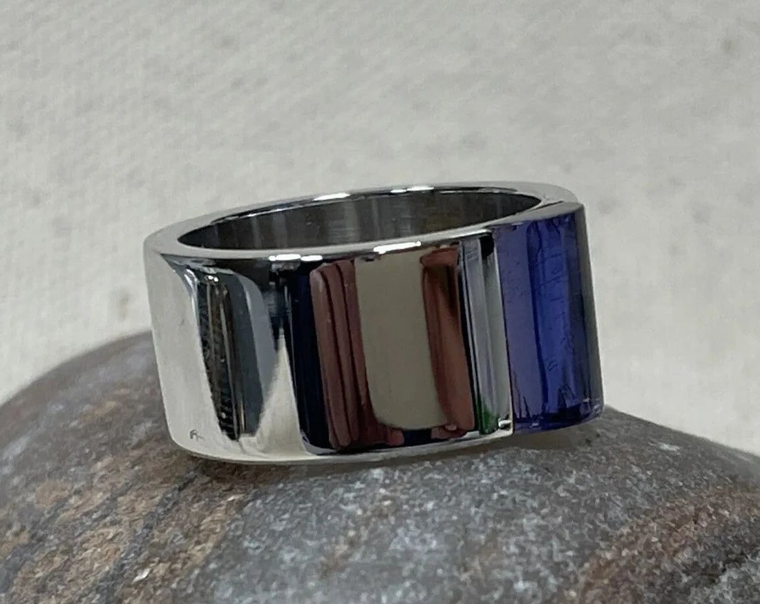GUCCI VINTAGE 750 18K WHITE GOLD AMETHYST 10MM WIDE BAND RING. SIZE 7.: GUCCI VINTAGE 750 18K WHITE GOLD AMETHYST 10MM WIDE BAND RING. SIZE 7. This stunning Gucci vintage ring is crafted from 750 18k white gold and features a gorgeous 10mm wide band The ring is adorned wi