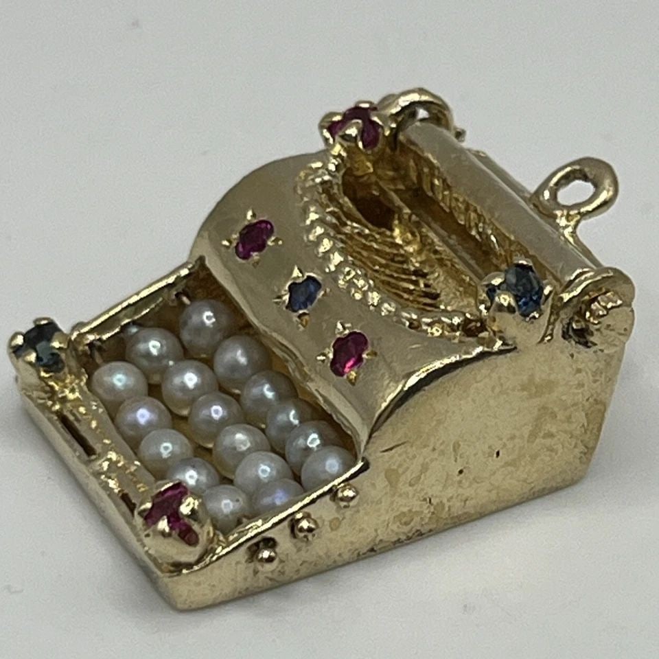 14K YELLOW GOLD VINTAGE ESTATE 1950'S TYPEWRITER W/GEMS CHARM PENDANT: 14K YELLOW GOLD VINTAGE ESTATE 1950'S TYPEWRITER W/GEMS CHARM PENDANT 14K YELLOW GOLD VINTAGE ESTATE 1950'S TYPEWRITER W/GEMS CHARM PENDANT This vintage 1950's typewriter charm pendant is a stunning p