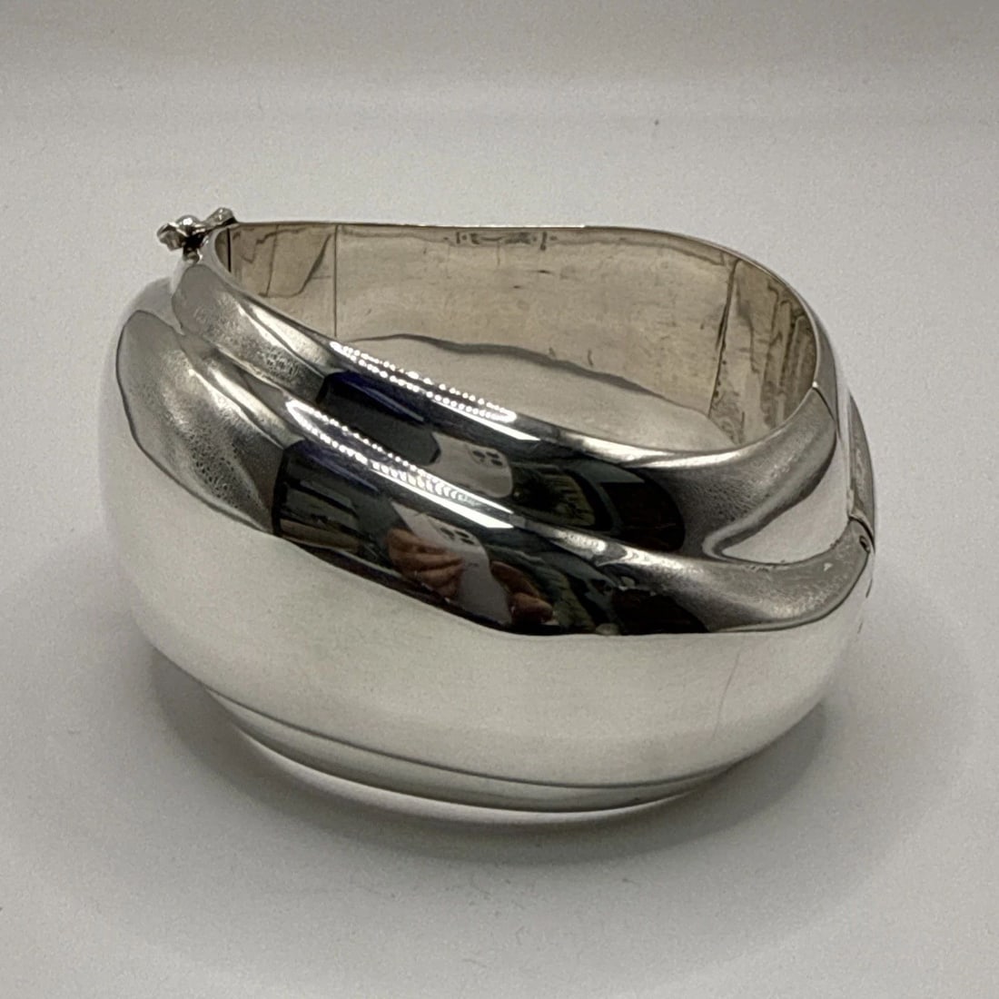 BAYANIHAN MIKAL JOW 925 THICK CUFF BRACELET 113.7 GRAMS: BAYANIHAN MIKAL JOW 925 THICK CUFF BRACELET 113.7 GRAMS The Bayanihan Mikal Jow 925 Thick Cuff Bracelet is a stunning piece of fine jewelry made from sterling silver with a metal purity of 925. This s