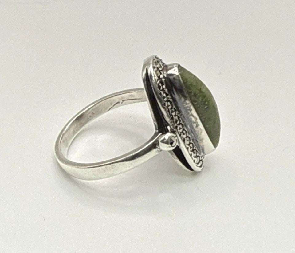 STERLING SILVER, MARCASITE, AND GREEN STONE RING SIZE 5 (1 of 1)