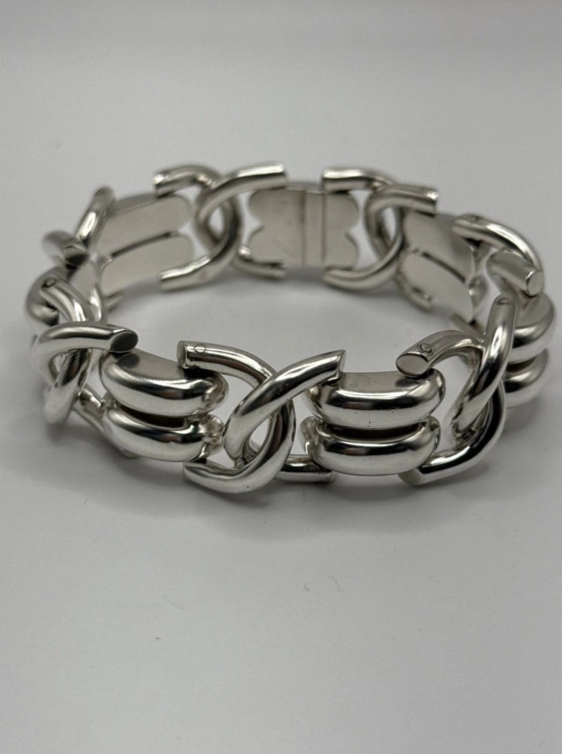8" STERLING SILVER FANCY LINK BRACELET 39.3 GRAMS: 8" STERLING SILVER FANCY LINK BRACELET 39.3 GRAMS The product is an 8" sterling silver fancy link bracelet weighing 39.3 grams. Made with 925 sterling silver, this chain style bracelet is simple yet e
