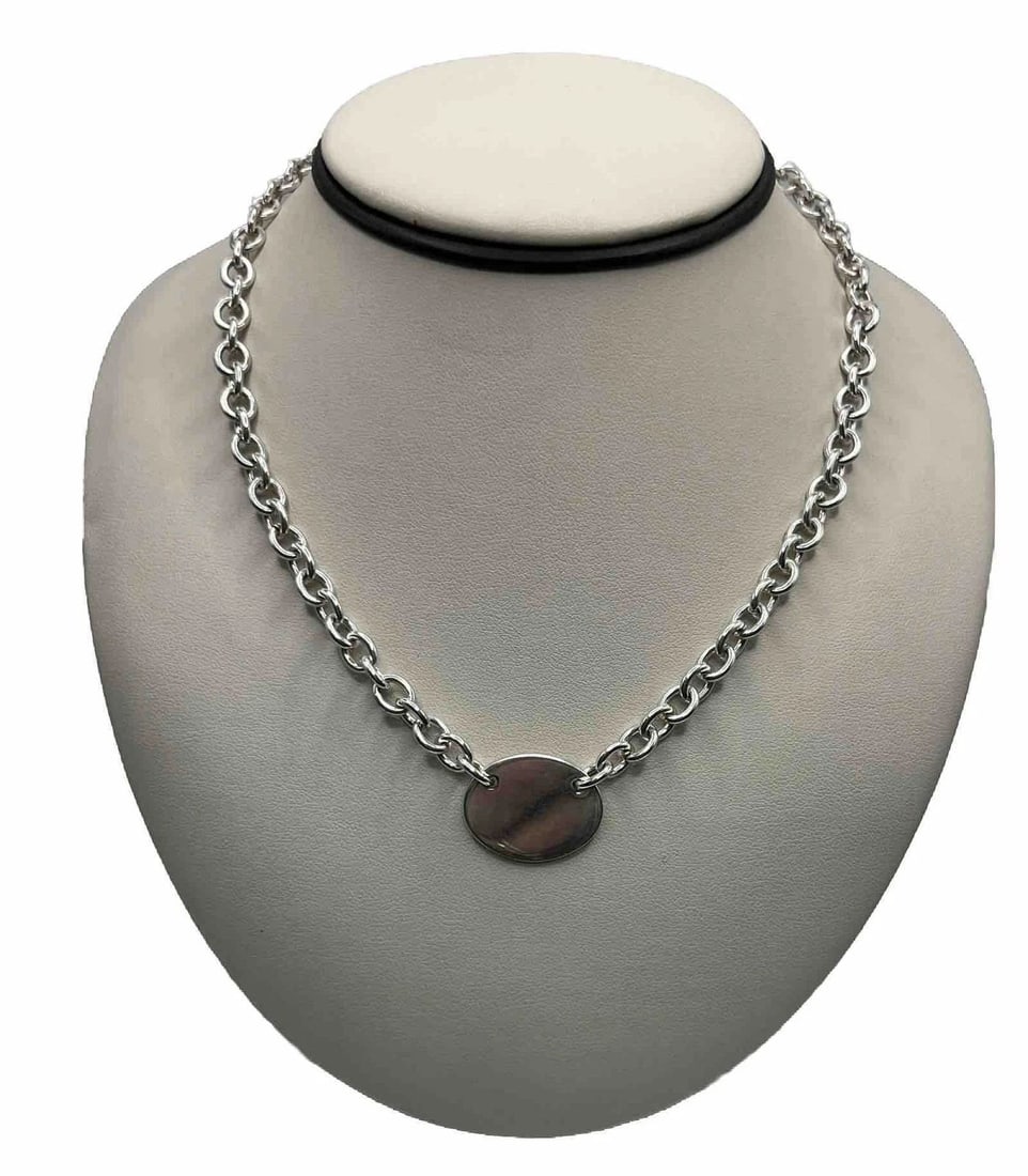 16" CIRCLE LINK NECKLACE WITH OVAL DISK: 16" CIRCLE LINK NECKLACE WITH OVAL DISK 16" CIRCLE LINK NECKLACE WITH OVAL DISK This beautiful necklace features a 16-inch chain made of high-quality sterling silver and circle links. The necklace als