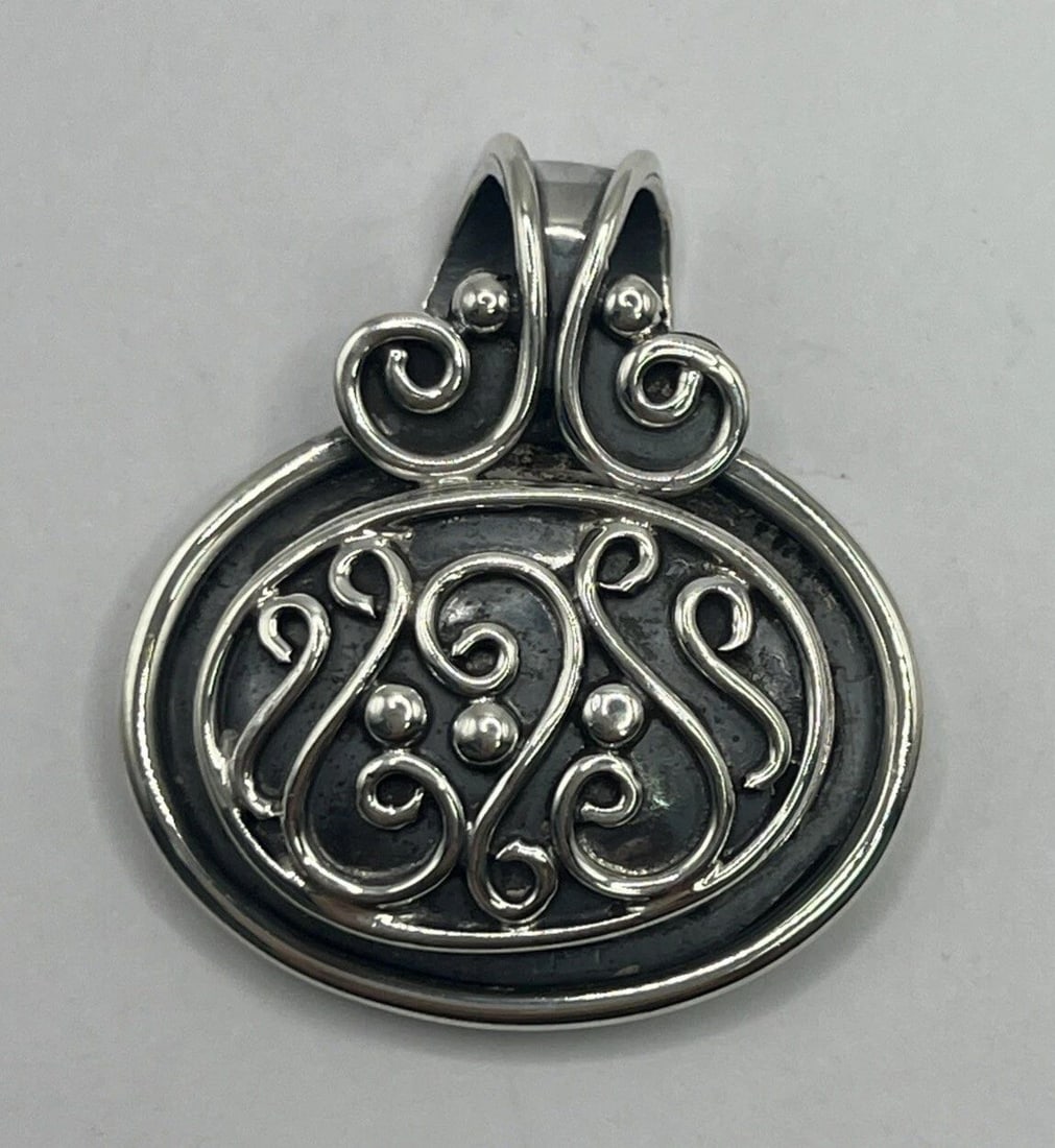 STERLING SILVER PENDANT WITH SWIRL DESIGN 27.9 GRAMS: STERLING SILVER PENDANT WITH SWIRL DESIGN 27.9 GRAMS STERLING SILVER PENDANT WITH SWIRL DESIGN 27.9 GRAMS This is a stylish Sterling Silver Pendant with a unique Swirl Design, weighing 27.9 grams.