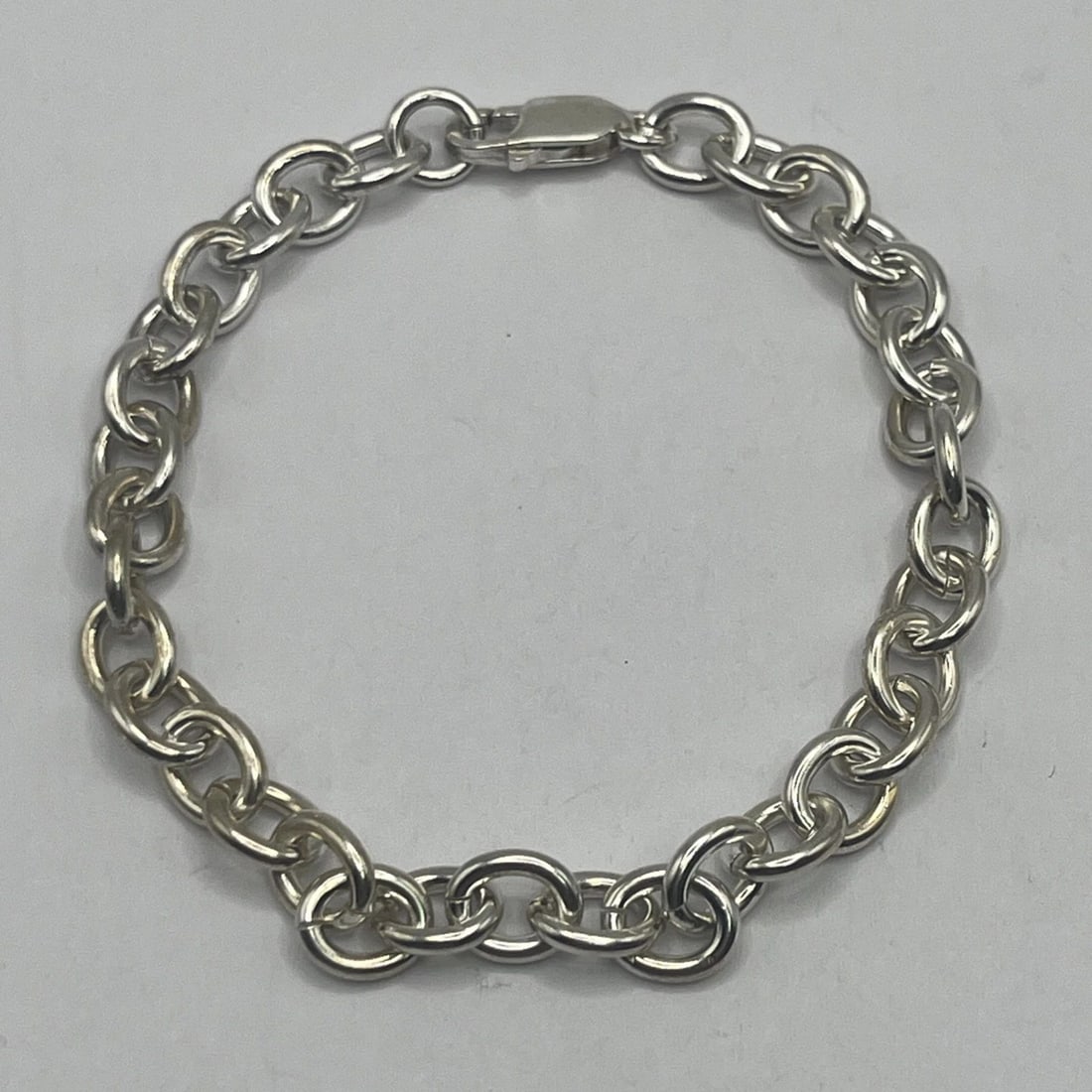 9" OVAL LINK CHARM BRACELET 27.4 GRAMS: 9" OVAL LINK CHARM BRACELET 27.4 GRAMS 9" OVAL LINK CHARM BRACELET 27.4 GRAMS The 9" Oval Link Charm Bracelet is made of 925 sterling silver and weighs 27.4 grams. It features a stylish charm design a