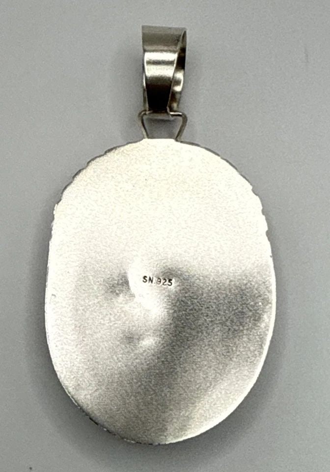 STERLING SILVER PENDANT WITH OVAL ONYX STONE: STERLING SILVER PENDANT WITH OVAL ONYX STONE This sterling silver pendant features a sleek oval onyx stone in a rich black color, making it a classic and elegant piece of fine jewelry. The 925 metal p