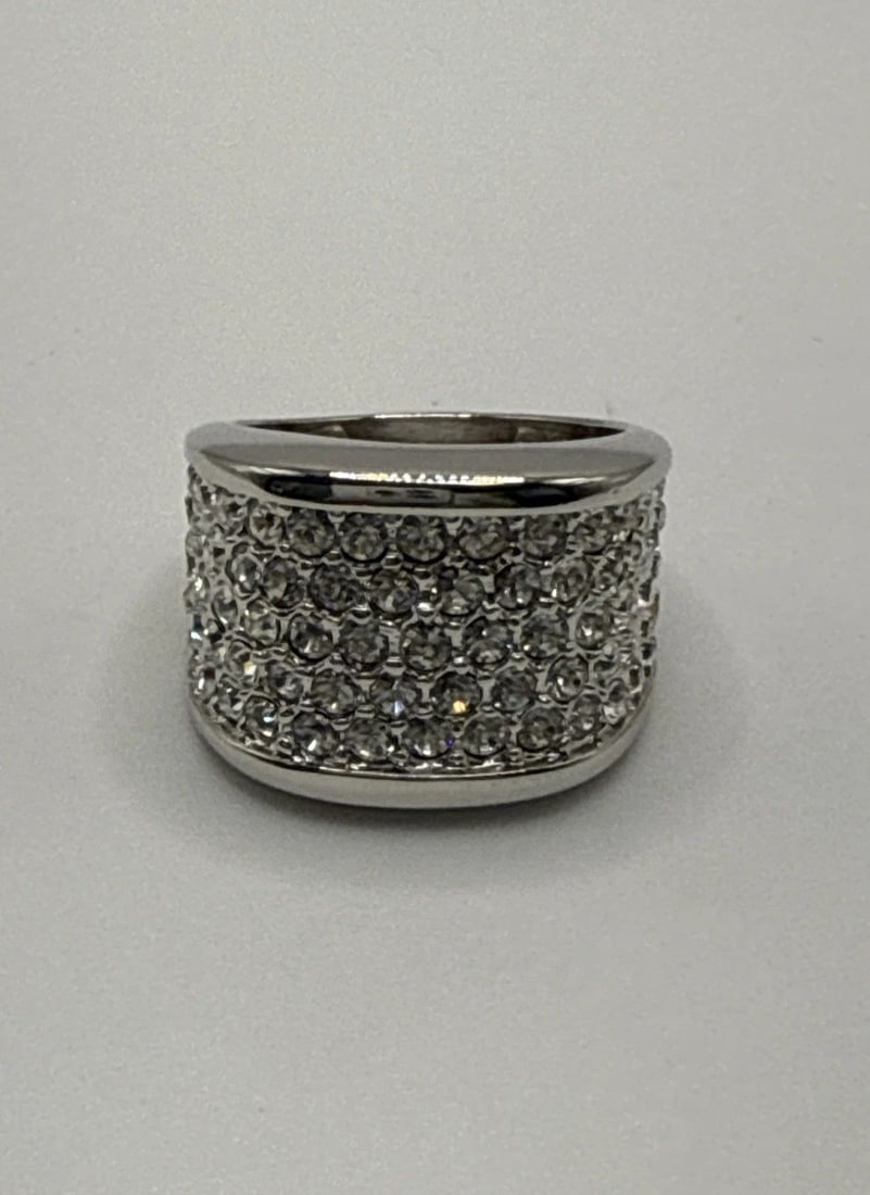 STERLING SILVER RING WITH COLORLESS STONES SIZE 9: STERLING SILVER RING WITH COLORLESS STONES SIZE 9 This Sterling Silver Ring with Colorless Stones in size 9 is a beautiful piece of fine jewelry. The ring is crafted with 925 sterling silver and featu