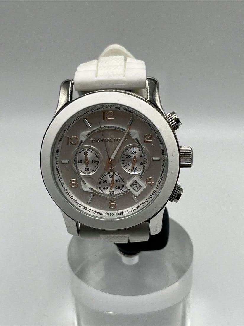 MICHAEL KORS WATCH (NEW): MICHAEL KORS WATCH (NEW) MICHAEL KORS WATCH (NEW) This elegant Michael Kors wristwatch is a must-have for any fashion-forward individual. With a stainless steel and metal band and a round watch face,