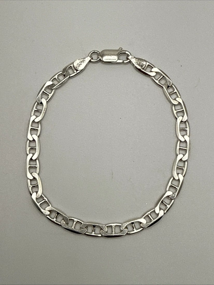 STERLING SIVLER 8" ANCHOR CHAIN BRACELET 9.4 GRAMS: STERLING SIVLER 8" ANCHOR CHAIN BRACELET 9.4 GRAMS The Sterling Silver 8" Anchor Chain Bracelet weighs 9.4 grams and features a sleek chain style design. Made from high-quality 925 sterling silver, th