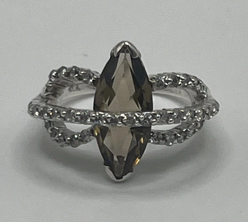 STERLING SILVER WITH BROWN & COLORLESS STONES RING SIZE 6: STERLING SILVER WITH BROWN & COLORLESS STONES RING SIZE 6 STERLING SILVER WITH BROWN & COLORLESS STONES RING SIZE 6 Add a touch of elegance to your style with this stunning sterling silver ring. The