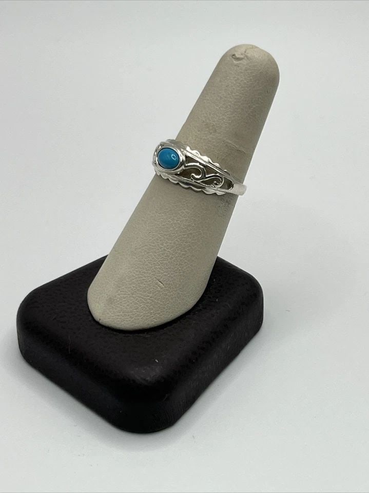 STERLING SILVER SIZE 8 BAND WITH TURQUOISE STONE: STERLING SILVER SIZE 8 BAND WITH TURQUOISE STONE STERLING SILVER SIZE 8 BAND WITH TURQUOISE STONE Elevate your jewelry collection with this stunning sterling silver band featuring a beautiful turquois