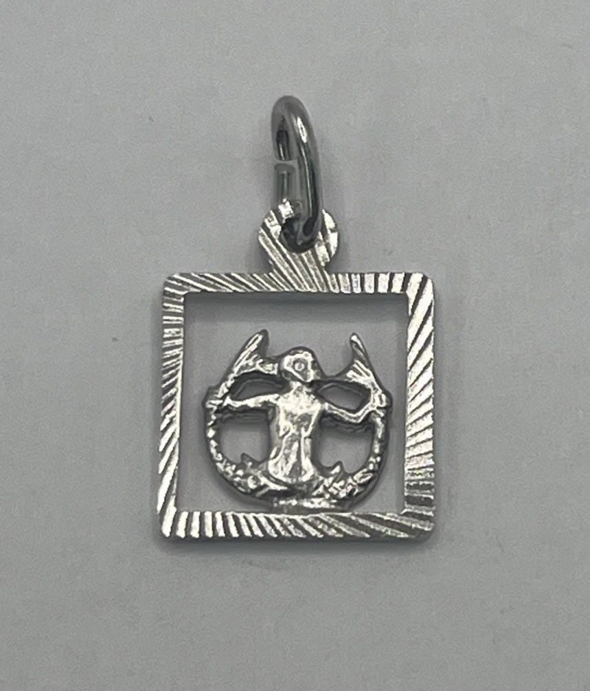 AQUARIUS STERLING SILVER CHARM: AQUARIUS STERLING SILVER CHARM AQUARIUS STERLING SILVER CHARM The Aquarius Sterling Silver Charm features the iconic symbol representing the zodiac sign Aquarius. Crafted from high-quality 925 sterlin
