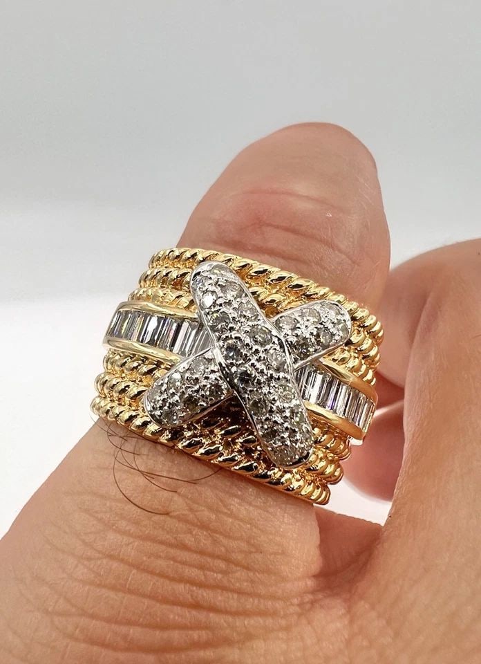 FINE ETRUSCAN 18K YELLOW GOLD VVS 1.00CT BAGUETTE & ROUND SIGNATURE X RING 19.5G: FINE ETRUSCAN 18K YELLOW GOLD VVS 1.00CT BAGUETTE & ROUND SIGNATURE X RING 19.5G Fine Etruscan 18k Yellow Gold VVS 1.00ct Baguette & Round Signature X Ring 19.5g Ring Size is Around 6.75 - 7 Weight is