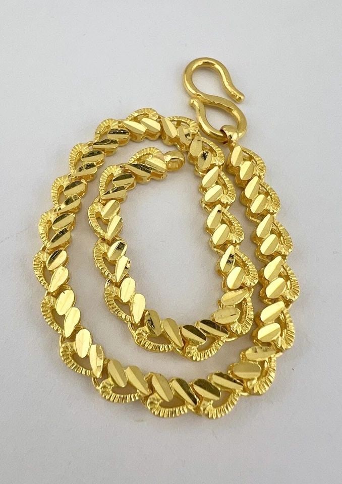 ANTIQUE 24K .999 YELLOW GOLD DIAMOND CUT HEART LINK BRACELET 11.6G -7 3/8": ANTIQUE 24K .999 YELLOW GOLD DIAMOND CUT HEART LINK BRACELET 11.6G -7 3/8" Antique 24K .999 Yellow Gold Diamond Cut Heart Link Bracelet 11.6g -7 3/8" Size: 7 3/8" Long Tip to Tip By Around 4.25mm Wide
