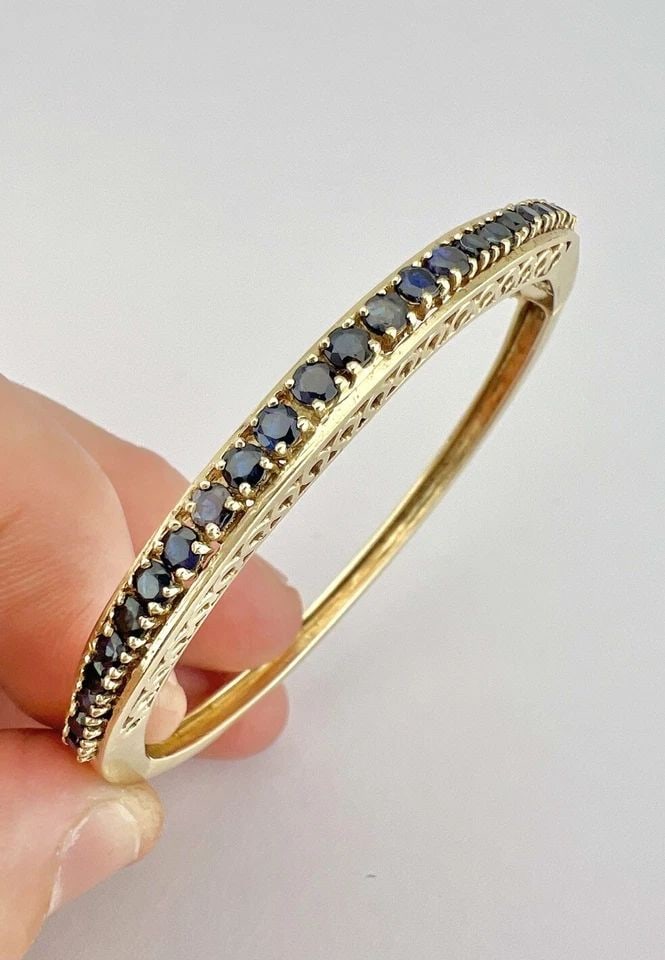 ANTIQUE 14K YELLOW GOLD PRONG SET BLUE SAPPHIRE HINGED BANGLE BRACELET 16.5G: ANTIQUE 14K YELLOW GOLD PRONG SET BLUE SAPPHIRE HINGED BANGLE BRACELET 16.5G Antique 14k Yellow Gold Prong Set Blue Sapphire Hinged Bangle Bracelet 16.5g Size: Will Fit A Wrist Up to 6 1/4" Around & I