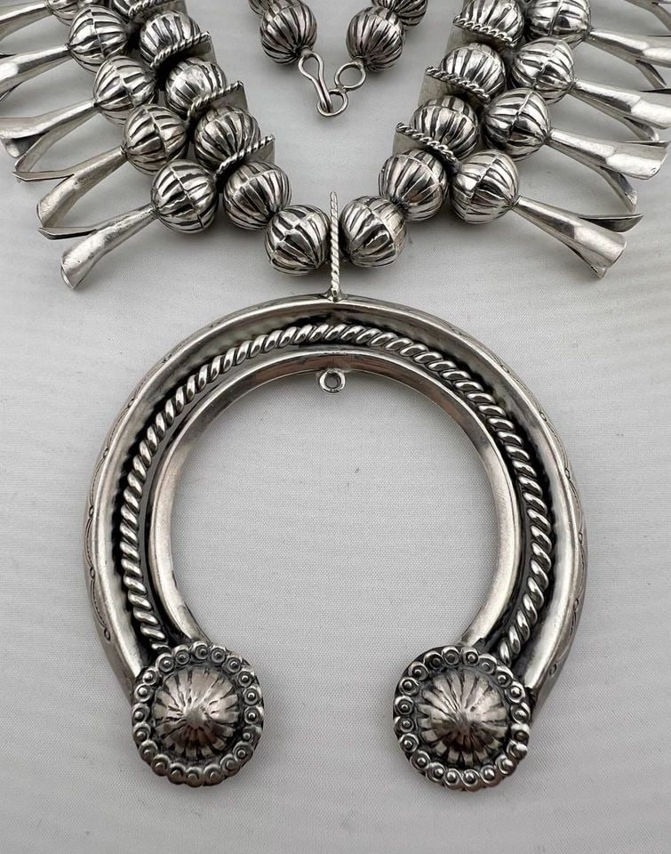 VTG NAVAJO STERLING SILVER FLUTED TOOLED BEAD SQUASH BLOSSOM NECKLACE 281.7G (1 of 2)