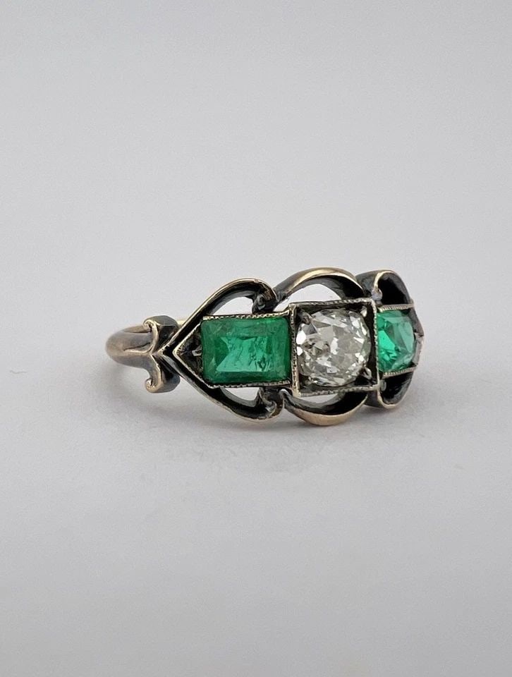 ANTIQUE VICTORIAN 14K ROSE GOLD OLD MINE CUT DIAMOND & VIVID GREEN EMERALD RING: ANTIQUE VICTORIAN 14K ROSE GOLD OLD MINE CUT DIAMOND & VIVID GREEN EMERALD RING Antique Victorian 14K Rose Gold Old Mine Cut Diamond & Vivid Green Emerald Ring Ring Size: 6 - Can Be Resized Weight is 