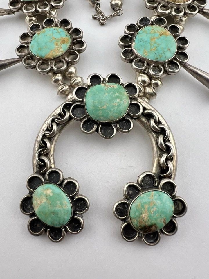 VTG NAVAJO STERLING SILVER CARICO LAKE TURQUOISE SQUASH BLOSSOM NECKLACE 198.8G (1 of 2)