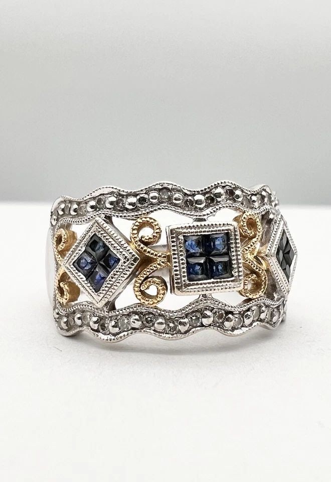 DESIGNER 18K WHITE YELLOW GOLD PRINCESS CUT SAPPHIRE & DIAMOND FILIGREE RING: DESIGNER 18K WHITE YELLOW GOLD PRINCESS CUT SAPPHIRE & DIAMOND FILIGREE RING Designer 18k White Yellow Gold Princess Cut Sapphire & Diamond Filigree Ring Size: 7.25 - Can be Resized Weight is 6.6 Gram