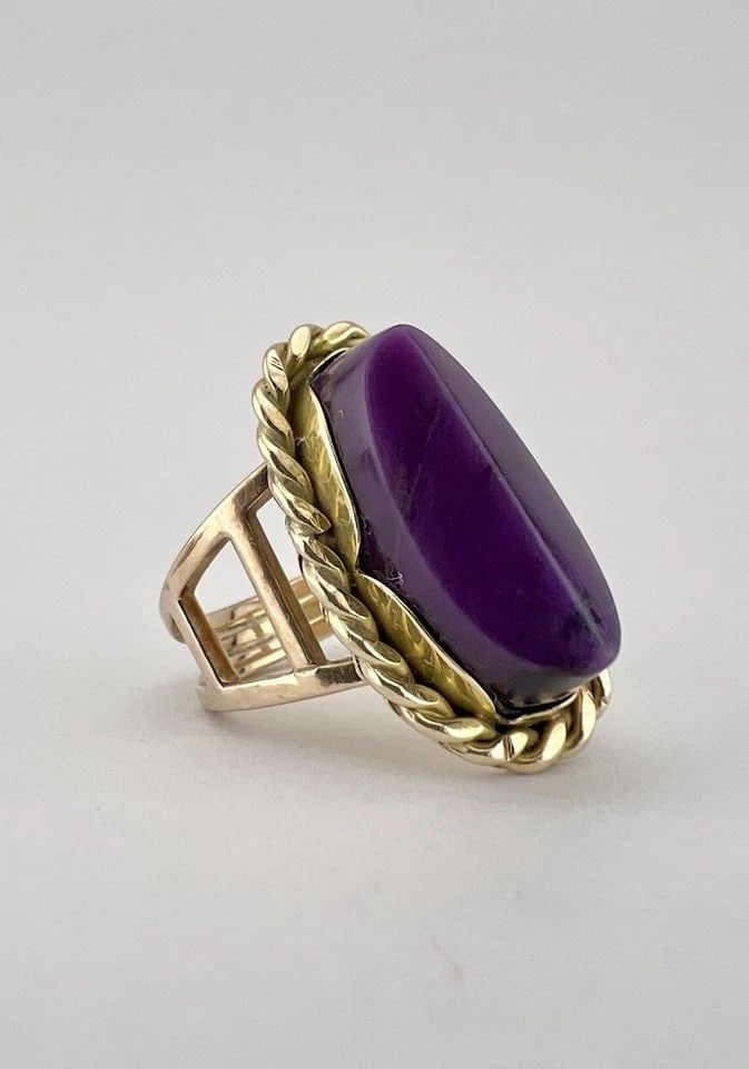 VINTAGE NAVAJO 14K YELLOW GOLD CARVED PURPLE SUGLITE HANDMADE RING 8.5G: VINTAGE NAVAJO 14K YELLOW GOLD CARVED PURPLE SUGLITE HANDMADE RING 8.5G Vintage Navajo 14k Yellow Gold Carved Purple Suglite Handmade Ring 8.5g Ring Size: 5.5 - Can be Resized Weight is 8.5 Grams on m