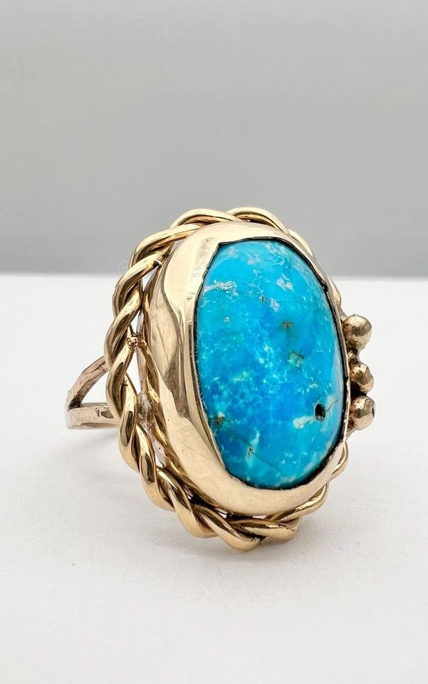 VINTAGE NAVAJO 14K YELLOW GOLD NATURAL KINGMAN TURQUOISE TWIST ROPE RING 8.3G: VINTAGE NAVAJO 14K YELLOW GOLD NATURAL KINGMAN TURQUOISE TWIST ROPE RING 8.3G Vintage Navajo 14k Yellow Gold Natural Kingman Turquoise Twist Rope Ring 8.3g Size: 7.25 - Can be Resized Weight is 8.3 Gr