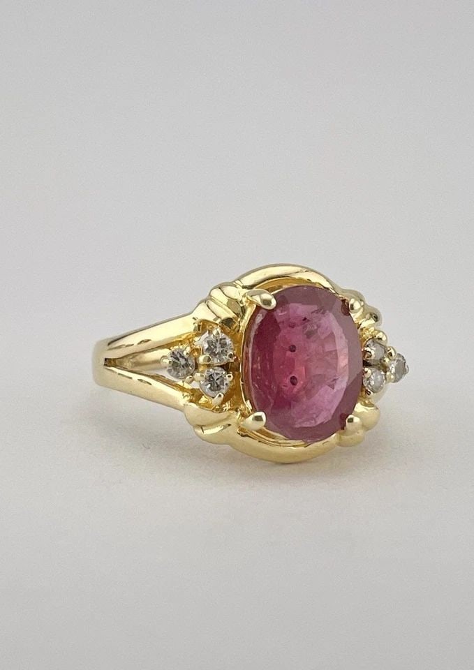 VINTAGE 18K YELLOW GOLD 1.50CT APPROX. RUBY & DIAMOND CLUSTER BAND RING: VINTAGE 18K YELLOW GOLD 1.50CT APPROX. RUBY & DIAMOND CLUSTER BAND RING Vintage 18k Yellow Gold 1.50ct Approx. Ruby & Diamond Cluster Band Ring Ring Size: 6.25 - Can Be Resized Weight is 3.2 Grams on 