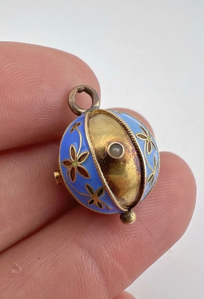 ANTIQUE VICTORIAN 14K YELLOW GOLD FLORAL ENAMEL & PEARL BALL ORB CHARM PENDANT: ANTIQUE VICTORIAN 14K YELLOW GOLD FLORAL ENAMEL & PEARL BALL ORB CHARM PENDANT Antique Victorian 14k Yellow Gold Floral Enamel & Pearl Ball Orb Charm Pendant Size: 7/8" Tall with Bail By 17mm Wide in 