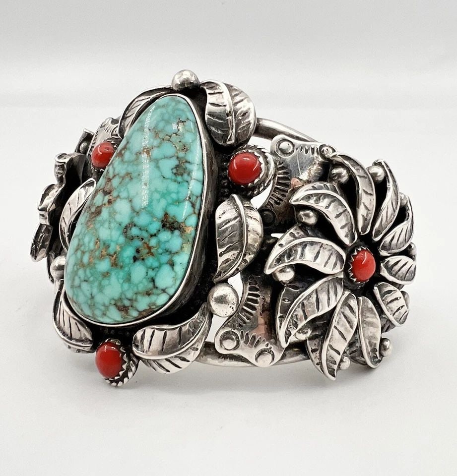 VTG NAVAJO STERLING SILVER CARICO LAKE TURQUOISE CORAL FLOWER CUFF BRACELET 81G: VTG NAVAJO STERLING SILVER CARICO LAKE TURQUOISE CORAL FLOWER CUFF BRACELET 81G Vtg Navajo Sterling Silver Carico Lake Turquoise & Red Coral Flower Cuff Bracelet 81g Cuff is 5" tip to Tip and has a 1 