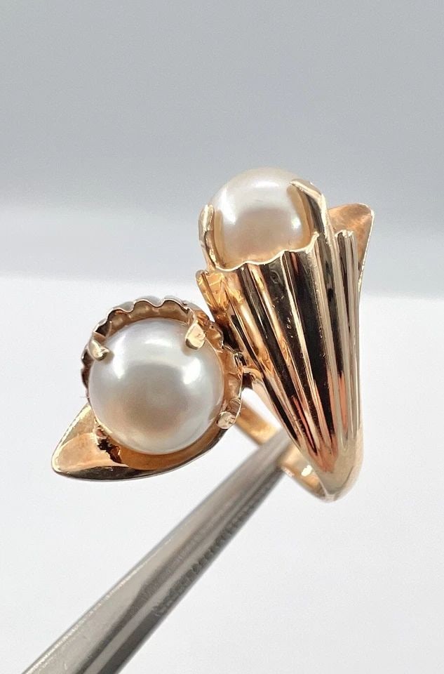 VINTAGE DESIGNER 14K YELLOW GOLD BYPASS NATURAL 6.5MM PEARL RING: VINTAGE DESIGNER 14K YELLOW GOLD BYPASS NATURAL 6.5MM PEARL RING Vintage Designer 14K Yellow Gold Bypass Natural 6.5mm Pearl Ring Ring Size: 4 - Can Be Resized Metal: 14k Yellow Gold Weight is 5.2 Gra