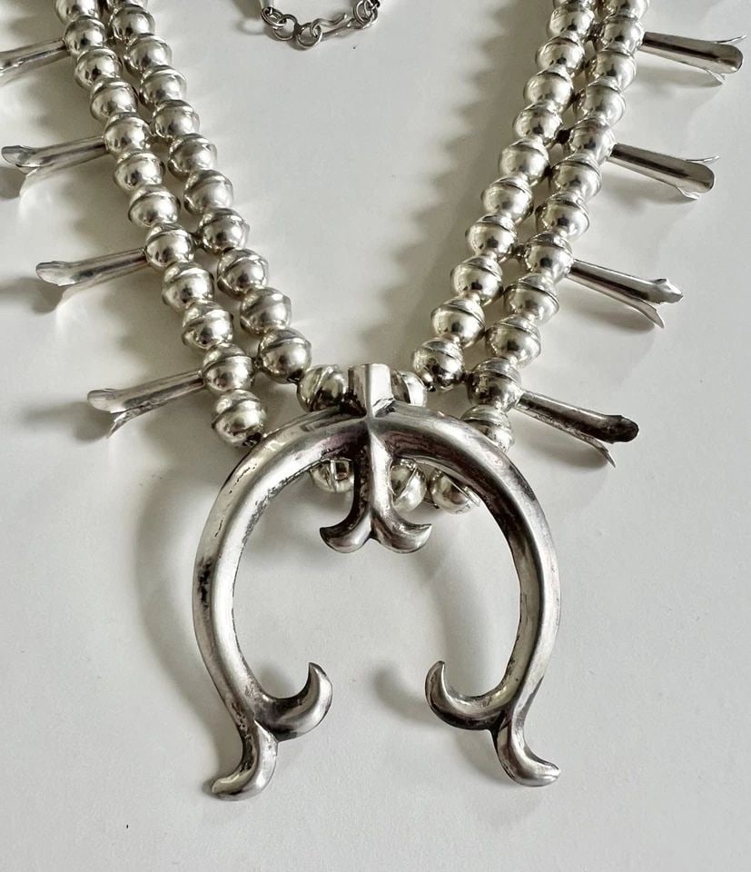 VINTAGE NAVAJO STERLING SILVER PEARL BENCH BEAD SQUASH BLOSSOM NECKLACE 29.5" (1 of 2)