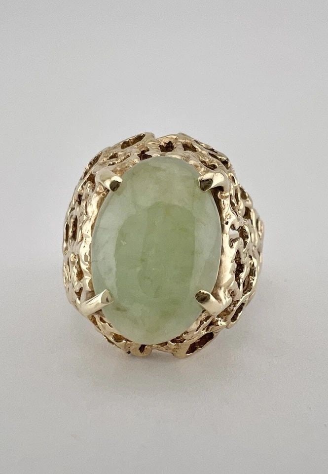 VINTAGE BRUTALIST 10K YELLOW GOLD CABOCHON LIGHT GREEN JADE COCKTAIL RING (1 of 2)