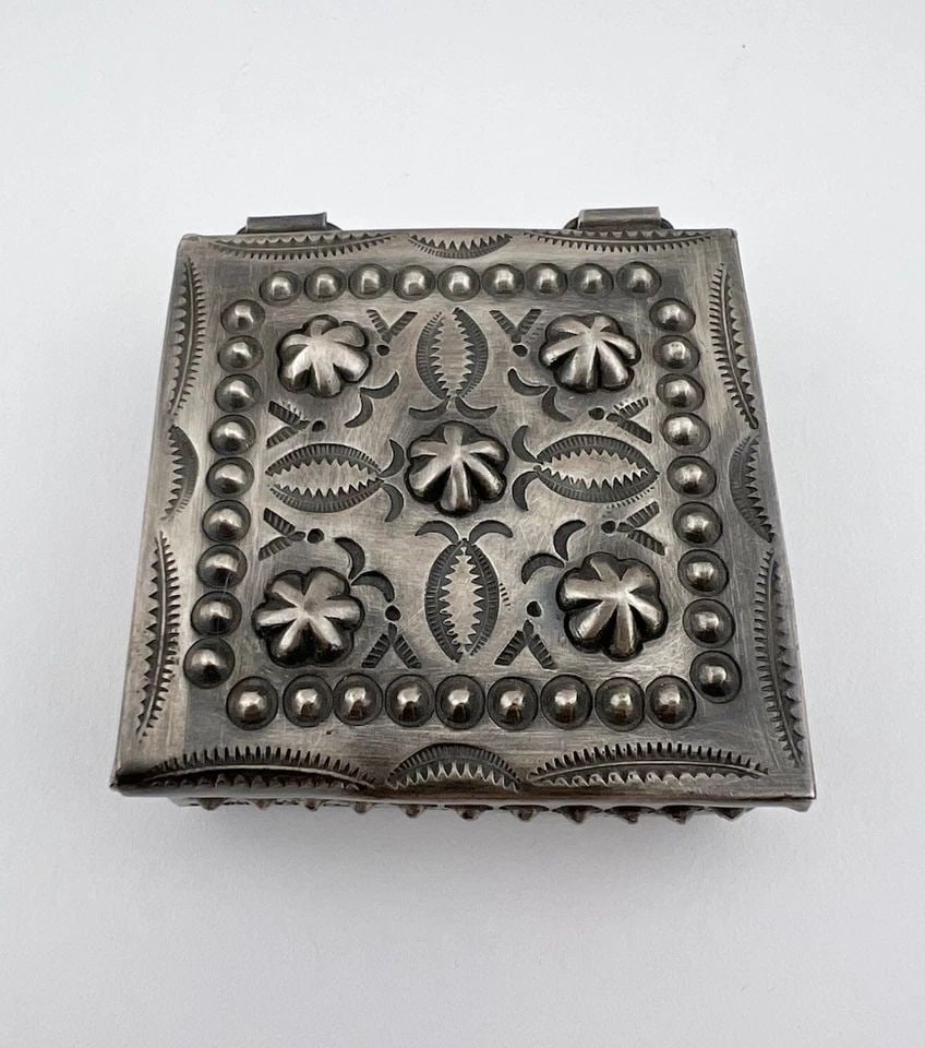 RARE VTG NAVAJO GILBERT TOM STERLING SILVER DETAILED STAMPED SQUARE TRINKET BOX: RARE VTG NAVAJO GILBERT TOM STERLING SILVER DETAILED STAMPED SQUARE TRINKET BOX RARE Vintage Navajo Gilbert Tom Sterling Silver Detailed 3D Stamped Square Trinket Box Size: 2 1/4" Wide & 2 1/4" Deep &