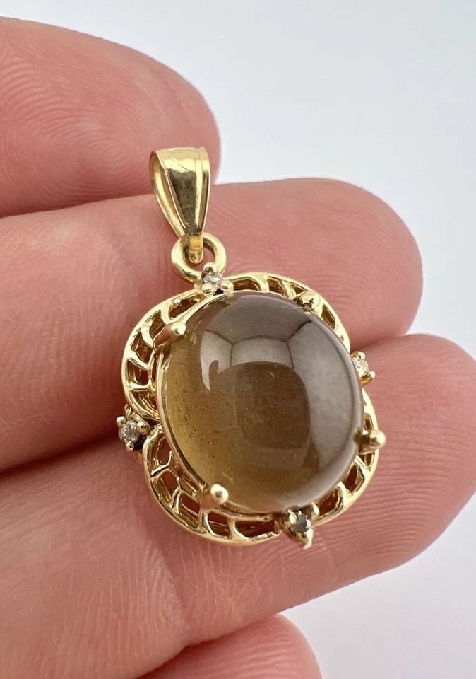 VINTAGE 14K YELLOW GOLD CABOCHON CATS EYE & DIAMOND FILIGREE DANGLE PENDANT: VINTAGE 14K YELLOW GOLD CABOCHON CATS EYE & DIAMOND FILIGREE DANGLE PENDANT Vintage 14K Yellow Gold Cabochon Cats Eye & Diamond Filigree Dangle Pendant Size: 1 1/8" Tall With Bail & 5/8" Wide Weight i