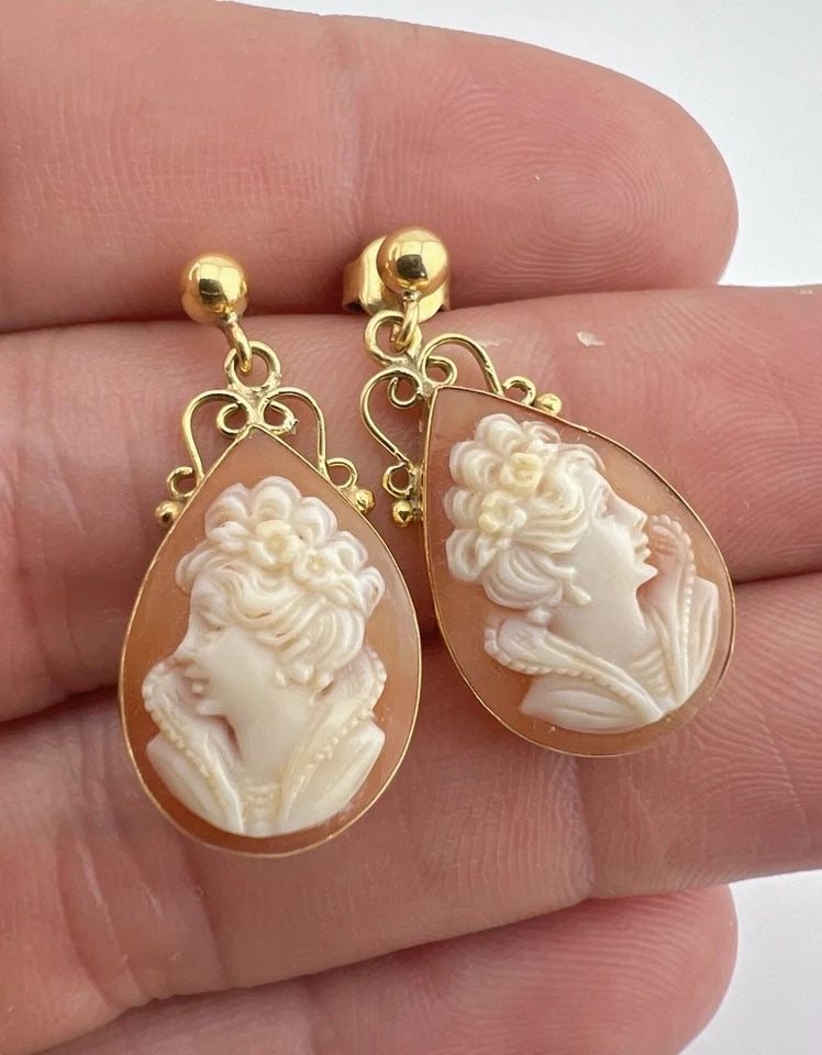 VINTAGE ITALIAN 18K YELLOW GOLD CARVED SHELL CAMEO POST DANGLE EARRINGS 4.1G (1 of 2)