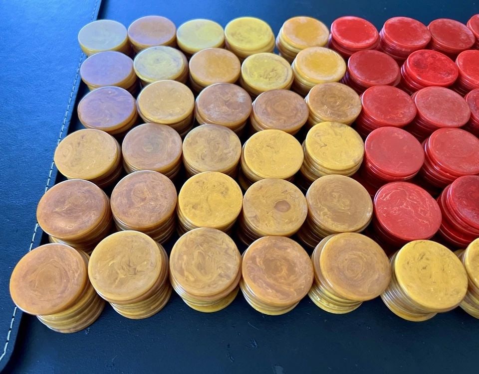900PC 1.5"X 3MM MARBLED BUTTERSCOTCH RED & GREEN SWIRL BAKELITE POKER CHIPS (1 of 2)