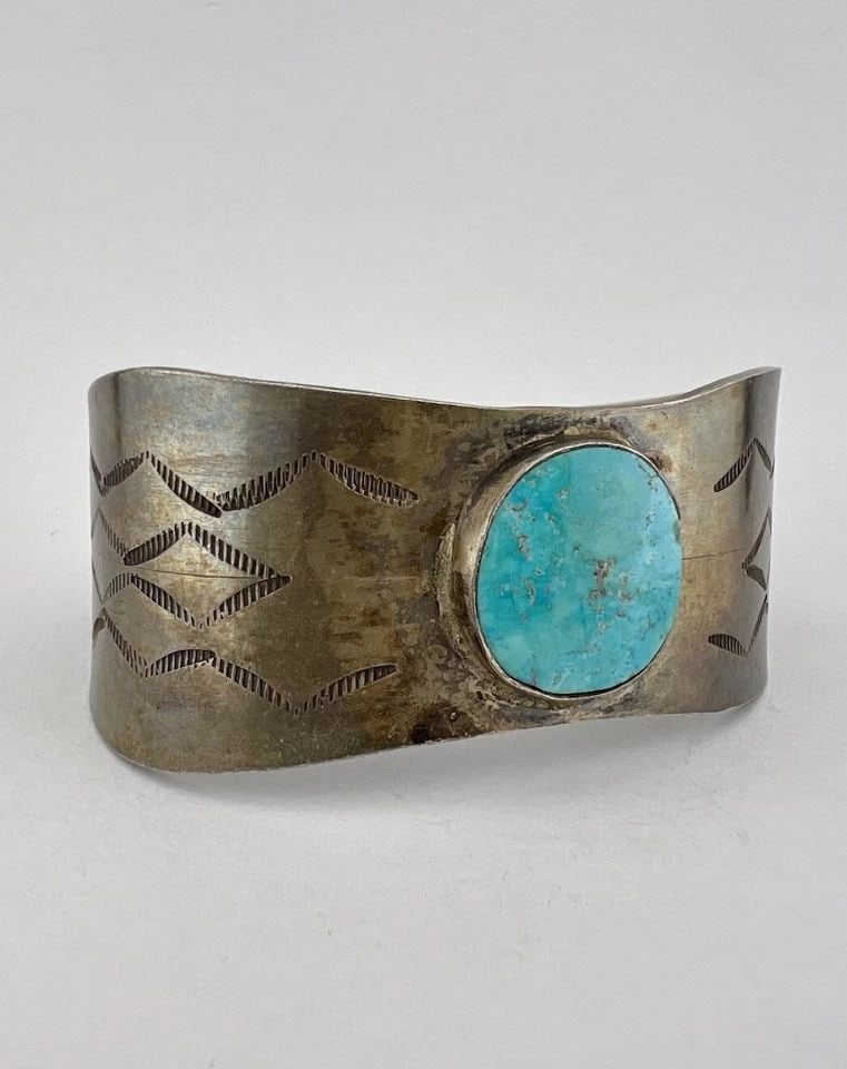 VTG NAVAJO STERLING SILVER WEBBED FOX TURQUOISE DEEP STAMPED CUFF BRACELET 68.1G: VTG NAVAJO STERLING SILVER WEBBED FOX TURQUOISE DEEP STAMPED CUFF BRACELET 68.1G Vtg Navajo Sterling Silver Webbed Fox Turquoise Deep Stamped Cuff Bracelet 68.1g Cuff is Just Under 6" tip to Tip and h