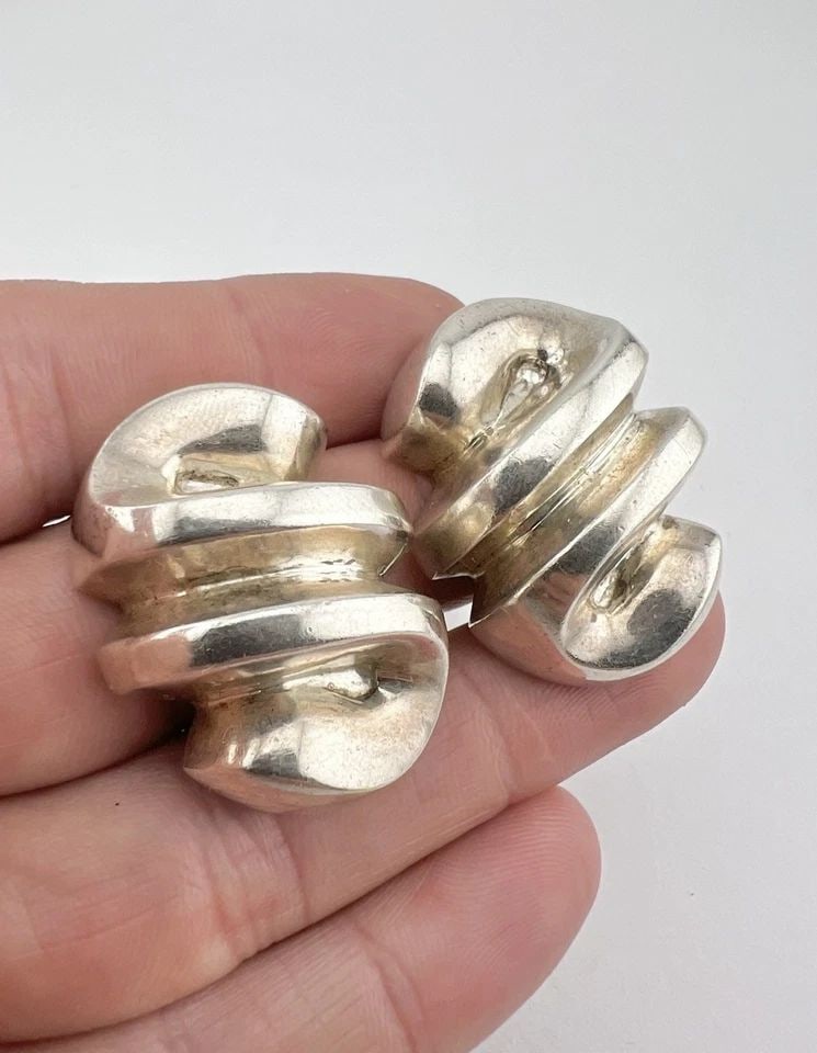 VINTAGE PATRICIA VON MUSULIN SCULPTED STERLING SILVER MODERNIST CLIP EARRINGS (1 of 2)