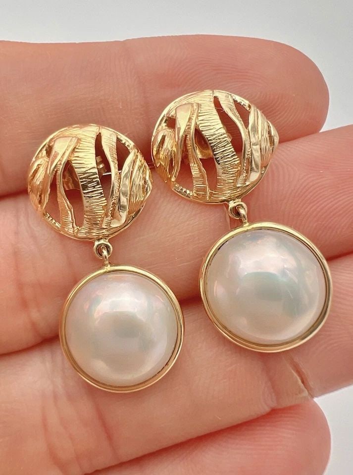 VINTAGE 14K YELLOW GOLD 12MM WHITE PEARL POST DANGLE EARRINGS 1.25" (1 of 2)