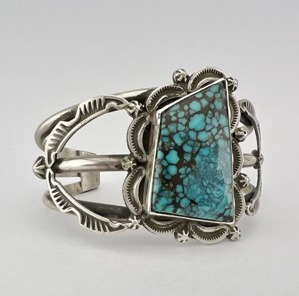 VINTAGE NAVAJO STERLING SILVER SPIDERWEB TURQUOISE STAMPED CUFF BRACELET 55.8G: VINTAGE NAVAJO STERLING SILVER SPIDERWEB TURQUOISE STAMPED CUFF BRACELET 55.8G Vintage Navajo Sterling Silver Spiderweb Turquoise Stamped Cuff Bracelet 55.8g Cuff is 5 1/2" tip to Tip and has a 1 1/8"
