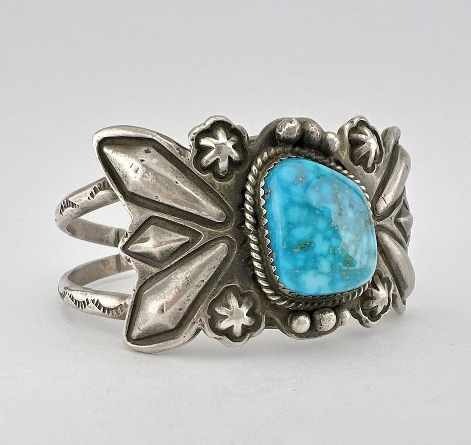 VINTAGE NAVAJO STERLING SILVER KINGMAN BIRDSEYE TURQUOISE STAMPED CUFF BRACELET (1 of 2)