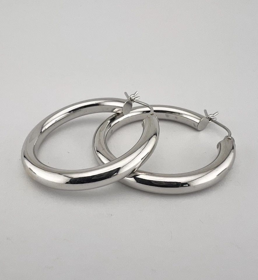 DESIGNER 14K WHITE GOLD PLAIN DESIGN HOOP EARRING 1.25"- 2.9G: DESIGNER 14K WHITE GOLD PLAIN DESIGN HOOP EARRING 1.25"- 2.9G Designer 14k White Gold Plain Design Hoop Earring 1.25"- 2.9g Size: 1 1/4" Tall By 4mm Wide Metal: 14k White Gold - Hallmarked Wight is 2.