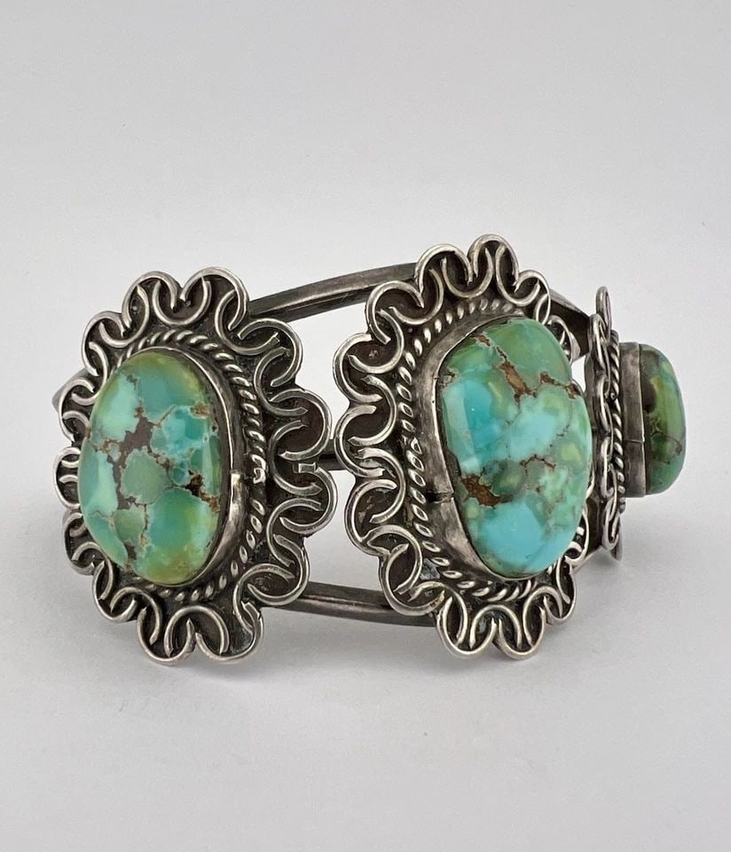 VTG NAVAJO STERLING SILVER HIGH GRADE ROYSTON TURQUOISE DETAILED CUFF BRACELET: VTG NAVAJO STERLING SILVER HIGH GRADE ROYSTON TURQUOISE DETAILED CUFF BRACELET Vtg Navajo Sterling Silver High Grade Royston Turquoise Detailed Cuff Bracelet Cuff is Around 5 1/8" tip to Tip and has a