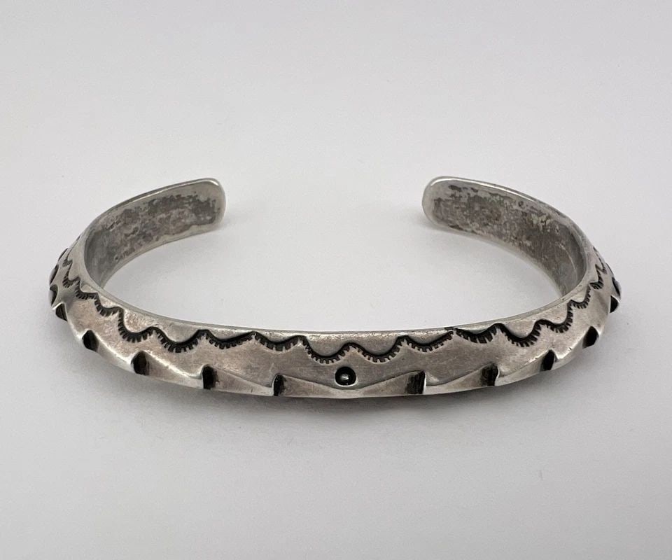 OLD NAVAJO STERLING SILVER DETAILED DEEP STAMPED CARINATED CUFF BRACELET 47G: OLD NAVAJO STERLING SILVER DETAILED DEEP STAMPED CARINATED CUFF BRACELET 47G Early OLD Navajo Sterling Silver Detailed Deep Stamped Carinated Cuff Bracelet 47g Cuff is Around 5 3/4" tip to Tip and has