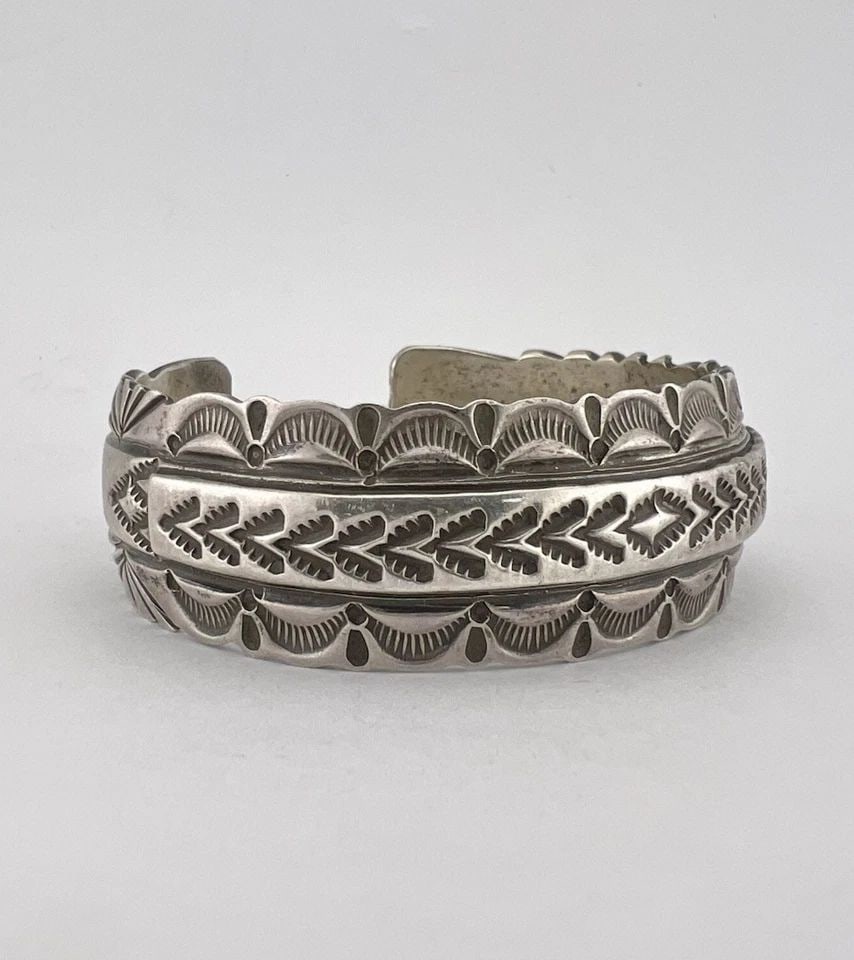 VTG NAVAJO STERLING SILVER DETAILED DEEP STAMPED CUFF BRACELET 50.5G: VTG NAVAJO STERLING SILVER DETAILED DEEP STAMPED CUFF BRACELET 50.5G Vtg Navajo Sterling Silver Detailed Deep Stamped Cuff Bracelet 50.5g Cuff is 5 1/2" Tip to Tip and has a 3/4" Adjustable Gap Cuff I