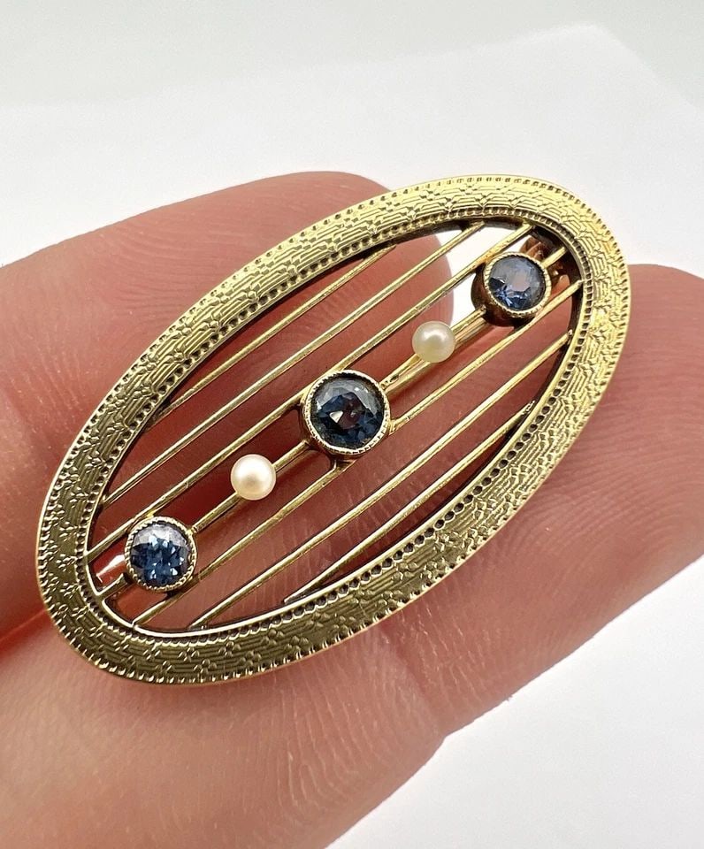 ANTIQUE ART DECO 14K YELLOW GOLD FILIGREE SAPPHIRE & SEED PEARL BROOCH PIN: ANTIQUE ART DECO 14K YELLOW GOLD FILIGREE SAPPHIRE & SEED PEARL BROOCH PIN Antique Art Deco 14K Yellow Gold Filigree Sapphire & Seed Pearl Brooch Pin Size: Over 1 1/4" Wide By 5/8" Tall Metal: 14k Yel
