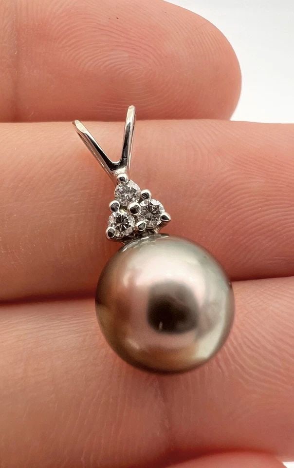 DESIGNER 14K WHITE GOLD NATURAL 9.25MM TAHITIAN PEACOCK PEARL & DIAMOND PENDANT: DESIGNER 14K WHITE GOLD NATURAL 9.25MM TAHITIAN PEACOCK PEARL & DIAMOND PENDANT Designer 14k White Gold Natural 9.25mm Tahitian Peacock Pearl & Diamond Pendant Size: 7/8" Tall With Bail by 9.25mm Wide