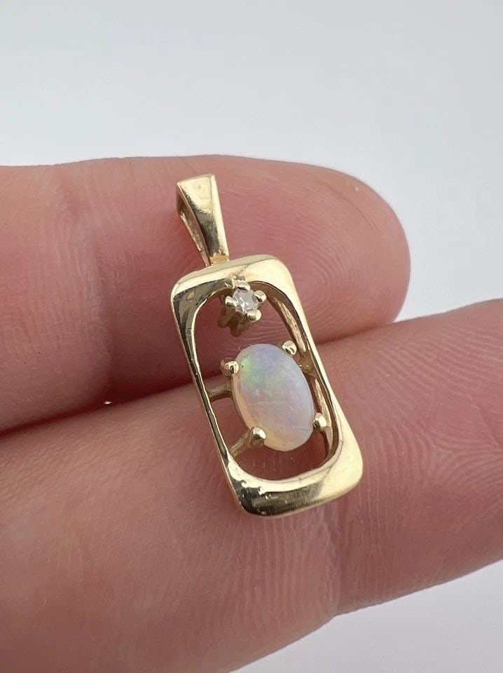 VINTAGE 14K YELLOW GOLD AUSTRALIAN FIRE BOULDER OPAL & DIAMOND PENDANT (1 of 2)