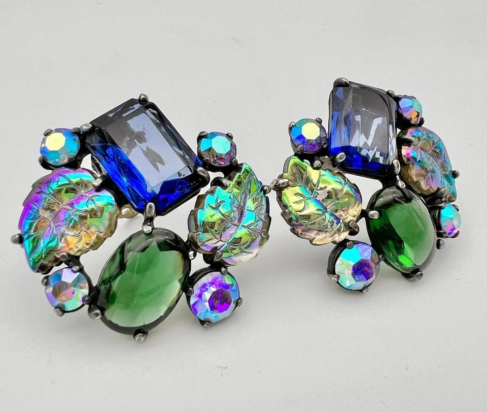 VTG ELSA SCHIAPARELLI AURORA BOREALIS BLUE GREEN LEAF RHINESTONE CLIP EARRINGS (1 of 2)